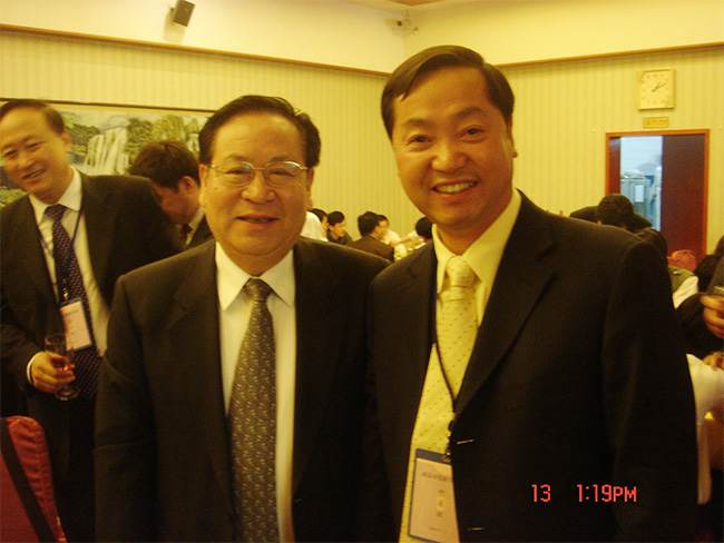 原清华大学校长、中国科学院院士顾秉林（左）与中圣集团董事长郭宏新亲切合影